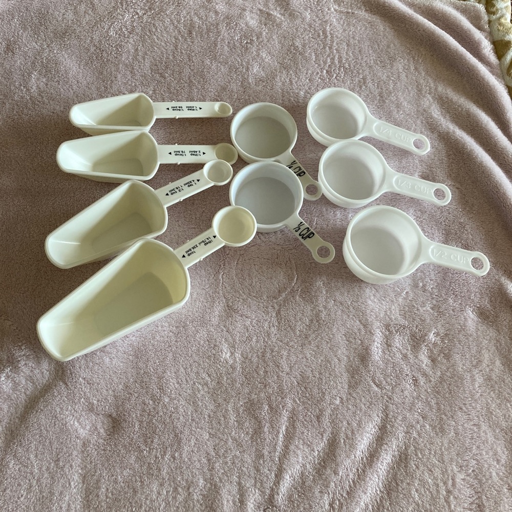 Measuring cups and spoons